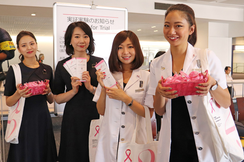 配布に参加したエスティ ローダーグループのスタッフ