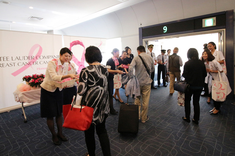 スタッフが乗客へ手渡し