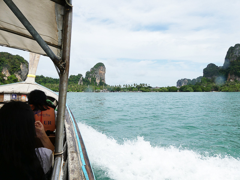 切り立った岩肌が見えてきた