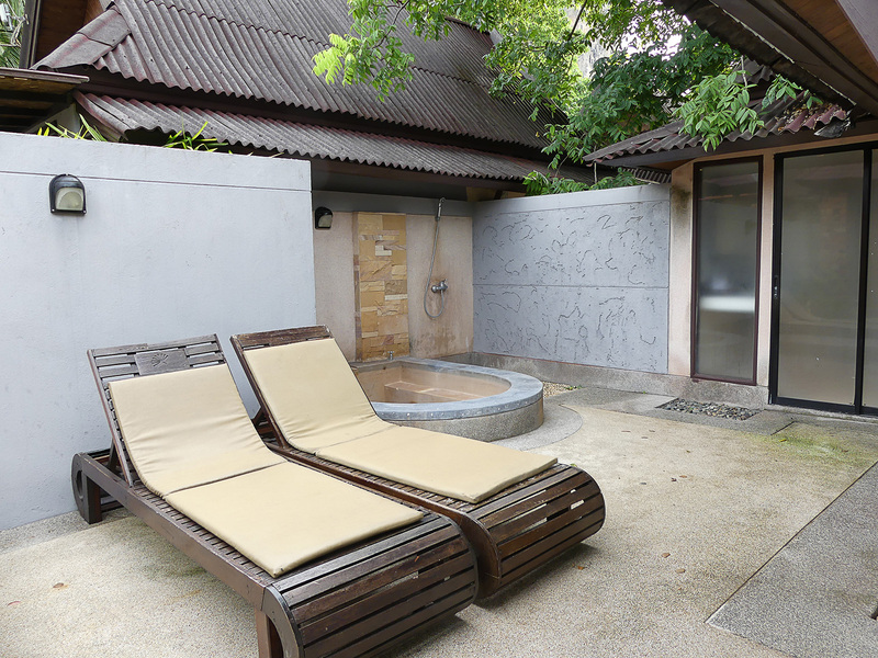外にジャグジーやサンデッキチェアーも