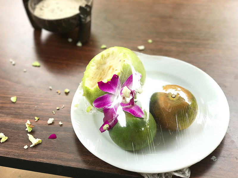 外のテーブルに置かれていたウェルカム・フルーツが何者かにやられていた