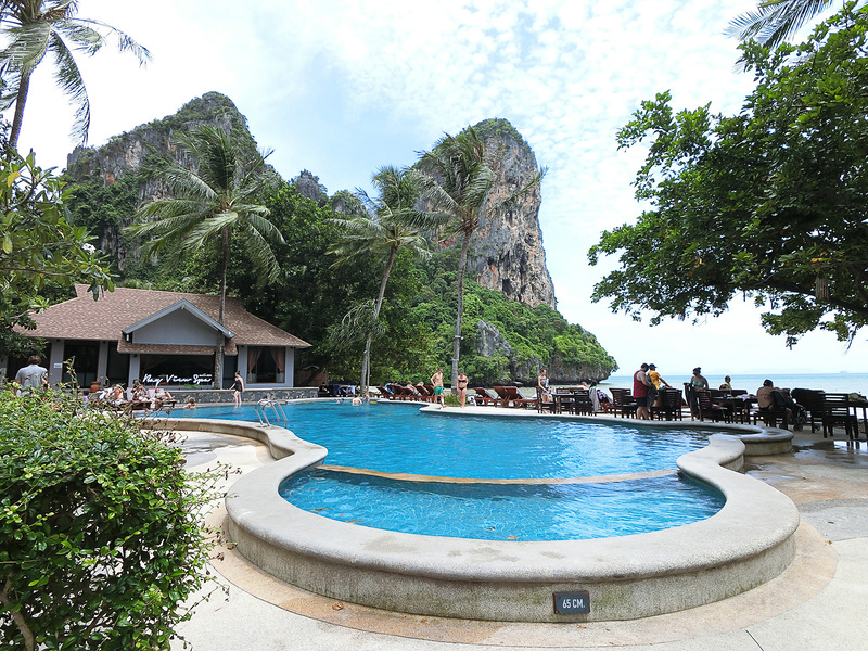 プールからの景色。切り立った岩壁が絵になる～