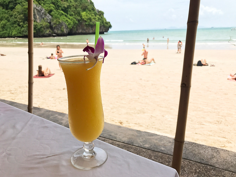 南の島といえばお約束のトロピカルジュース
