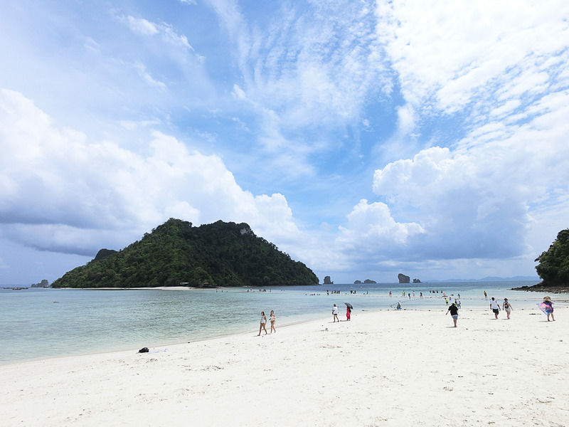 2番目の島。真っ白い砂浜が眩しい