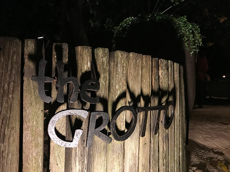 ディナーはこちらの「the GROTTO」で