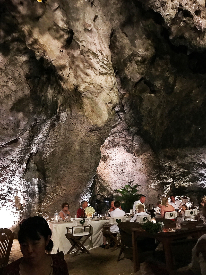 洞窟の岩肌がむき出しのワイルドさが魅力