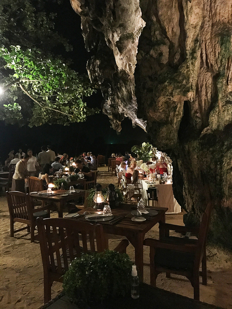 洞窟の岩肌がむき出しのワイルドさが魅力