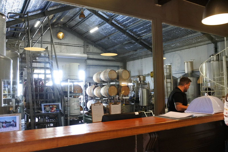 「Witches Falls Winery」。ワイン評論家のジェームス・ハリデイ氏の5つ星獲得のボードも