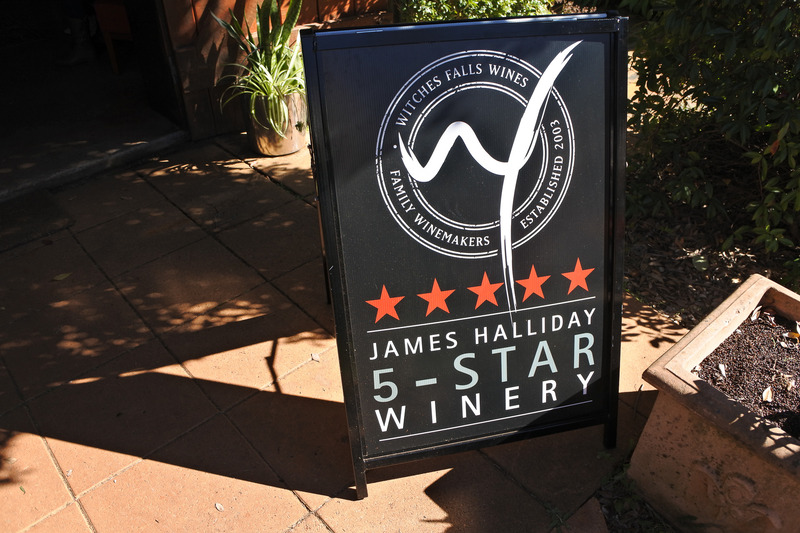 「Witches Falls Winery」。ワイン評論家のジェームス・ハリデイ氏の5つ星獲得のボードも