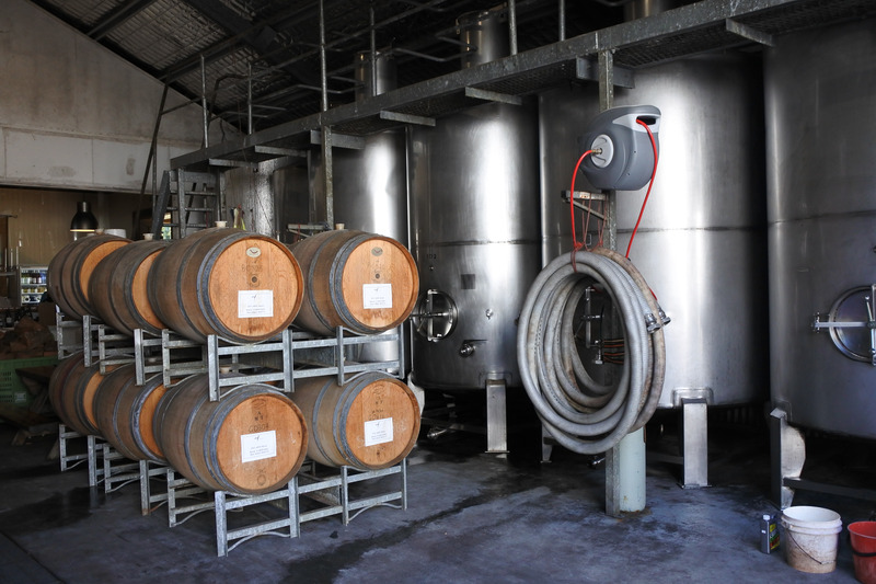 ワインの注文カウンターからは醸造所が見えるが、ツアーではその中を説明を聞きながら歩ける