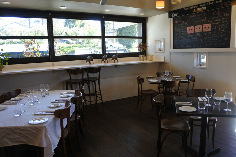 「Three Little Pigs Bar & Bistro」の店内はしばらくすると土曜日だったためかファミリーの笑顔と楽しそうに頬張る姿でいっぱいに