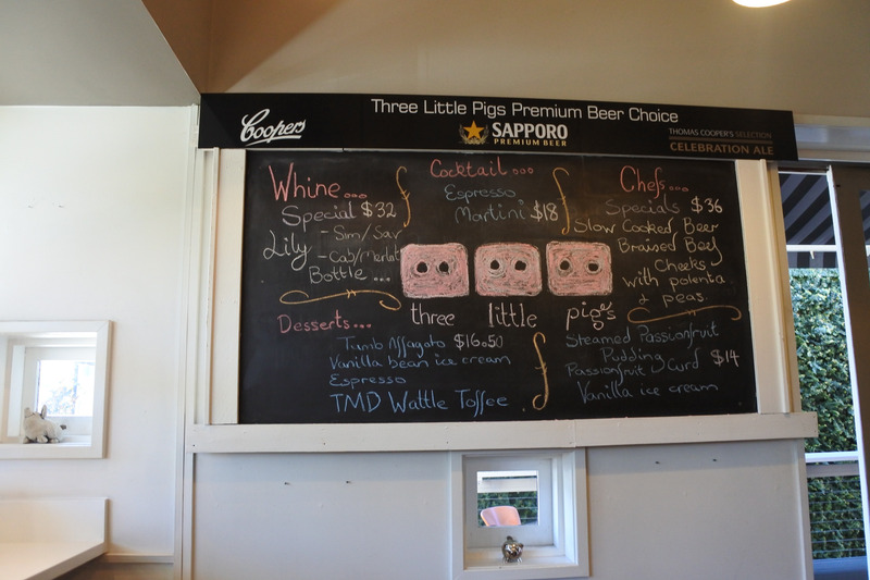 ボードには3匹のこぶたの鼻の絵が。お店のあちこちに豚モチーフが見られた