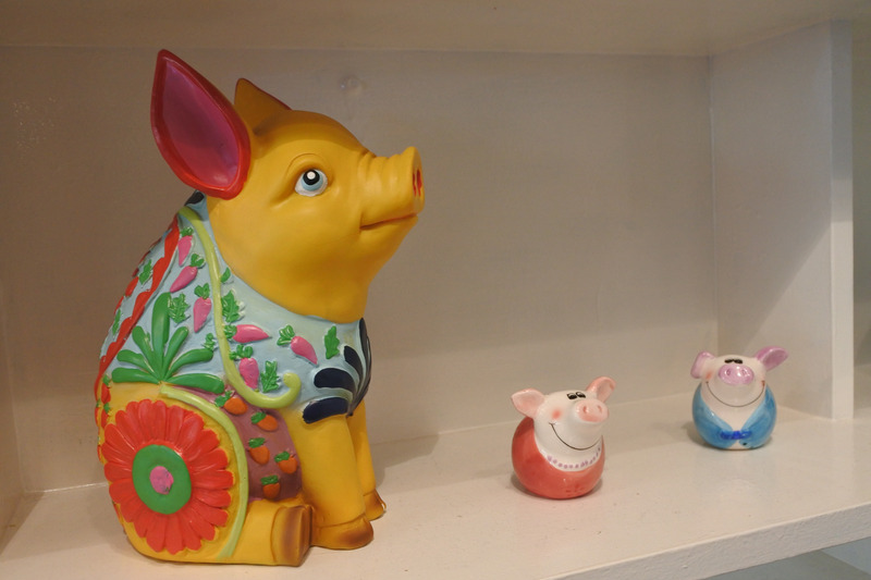 ボードには3匹のこぶたの鼻の絵が。お店のあちこちに豚モチーフが見られた