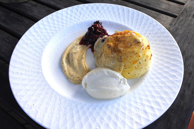 デザートは「HOUSE SPECIAL」の「STEAMED PASSION FRUITS PUDDING PASSION FRUITS CURD VANILLA ICE CREAM」