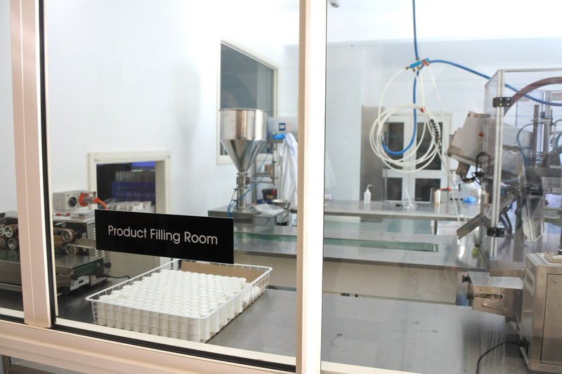 ファクトリーとラボの様子。ガラス越しに製造風景や研究の様子が見学できる