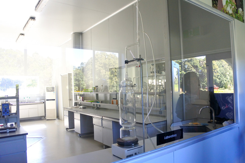 ファクトリーとラボの様子。ガラス越しに製造風景や研究の様子が見学できる