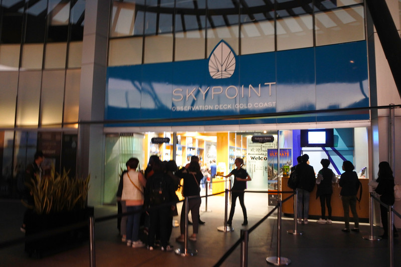 「スカイポイント・オブザベーション・デッキ」は超高層マンション「Q1リゾート」の77～78階