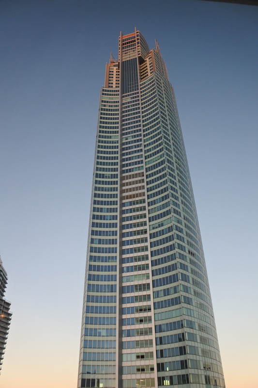 「スカイポイント・オブザベーション・デッキ」は超高層マンション「Q1リゾート」の77～78階