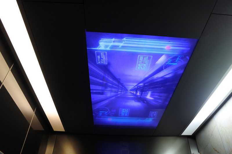 ハイテクな映像とともにエレベータが高速で上がる様子が楽しめる