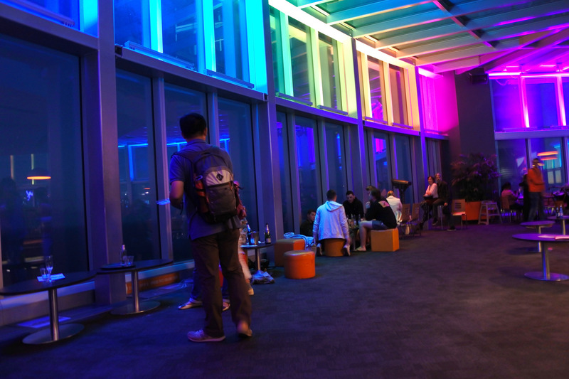 展望デッキはレインボーの照明に彩られている