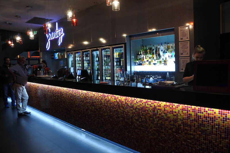 「セブンティ7カフェ＋バー」でドリンク片手に夕日を眺めるなど優雅なひとときも過ごせる