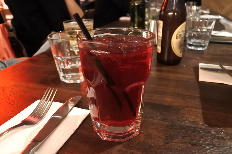 「Lasagne di Casa」と「Cranberry Juice」。レース前は好きなものを食べた方がテンションが上がってやる気が出るとホノルルハーフマラソン・ハパルア出場時に教わったので実践