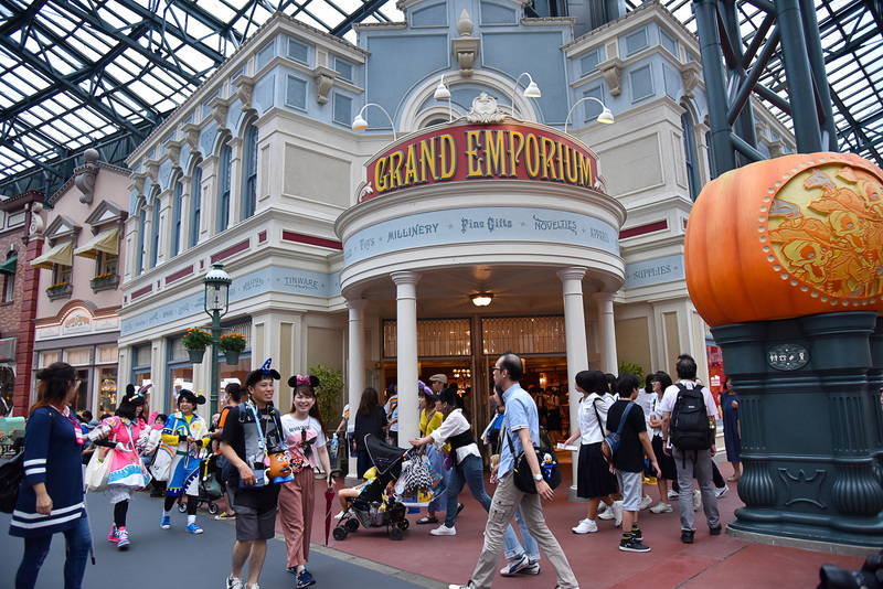 パーク内最大級のショップ「グランドエンポーリアム」で、まずは身に着けグッズを入手