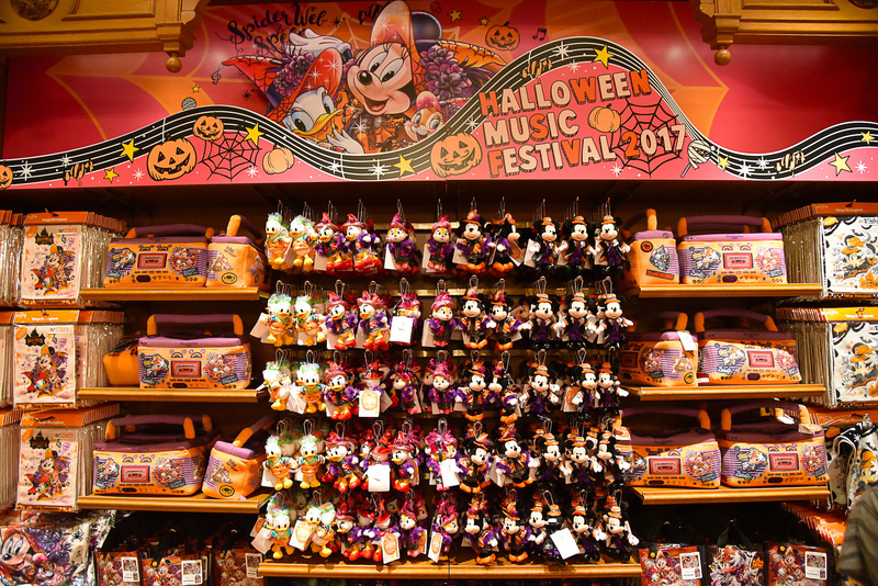 期間限定のスペシャルグッズ専用の棚には身に着けグッズなどが並んでいる