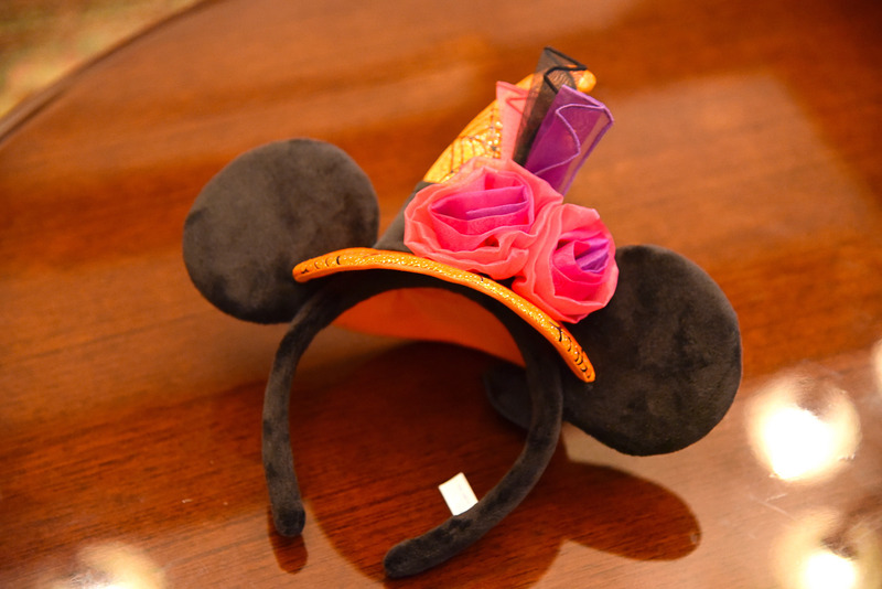 着けるだけで歌姫気分になれるミニーマウスをモチーフとした「カチューシャ」（1800円）