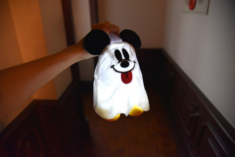 夜のパークをふわりと浮かぶゴーストと一緒に歩ける「ランタン」（1800円）