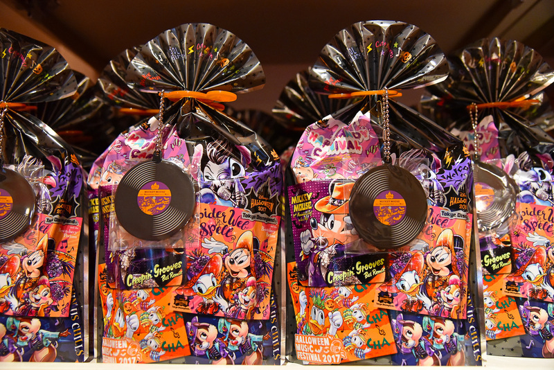 レコードシェイプのアクセサリー付きの「ココアクッキー」（650円）