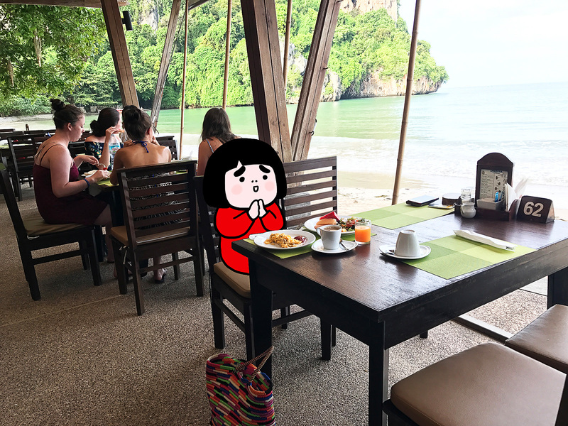 欧米人のギャルたちに混じって朝食