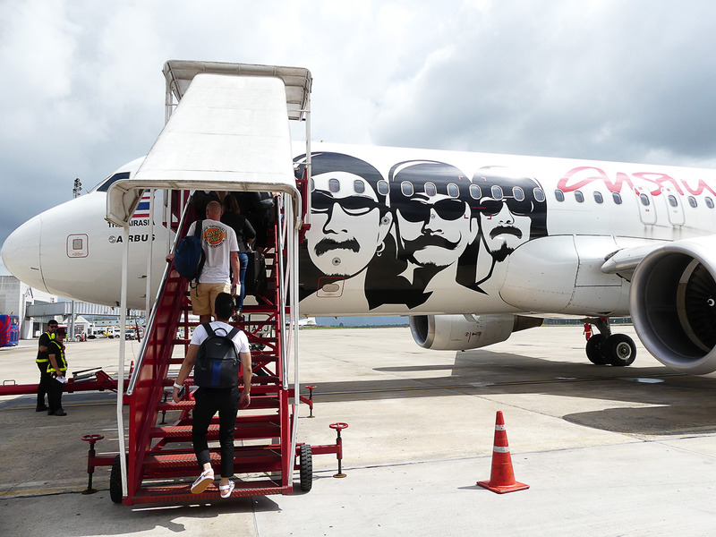 タイのミュージシャンが描かれたエアアジアの機体で一路バンコクへ