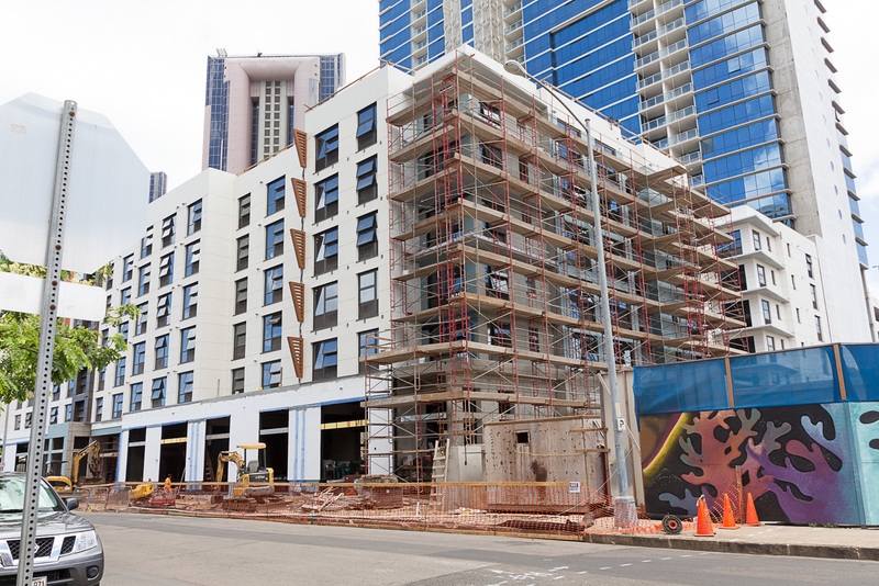 カカアコでは建設途中の建物が多く見られる