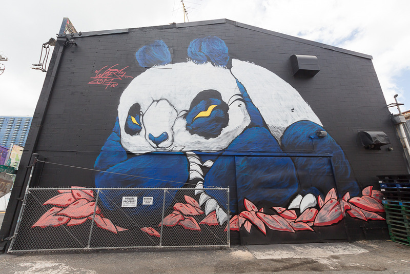 壁一面に描かれた作品。シュールに描かれたパンダが印象的だ