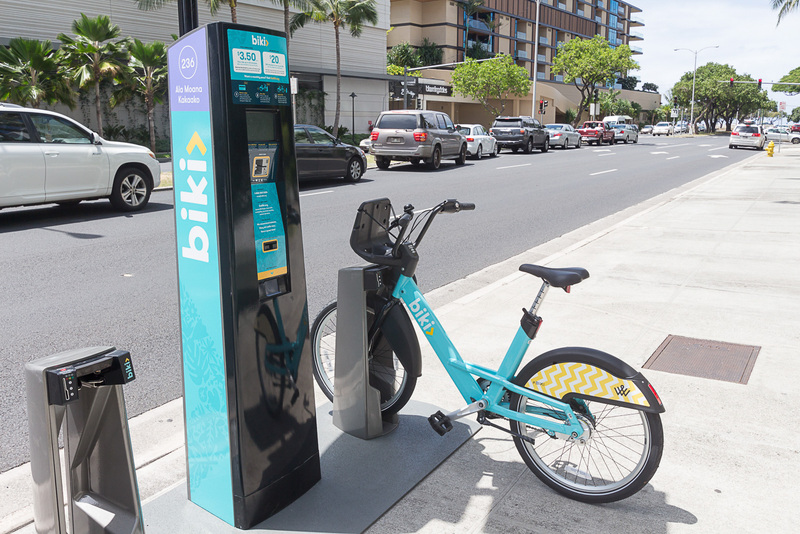 自転車をレンタルできる「Biki」のステーション。自転車は前カゴと変速機付き