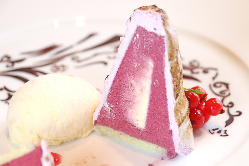 中はバニラクリームをカシスのムースとメレンゲで包んだ3層構造でイチジクとシナモンの大人っぽい味わい