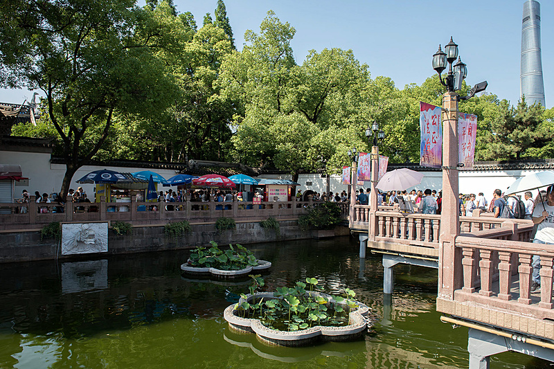 豫園は、周辺の繁華街「豫園商場」のなかにある。池にかかるジグザグの橋「九曲橋」の先が入り口だ