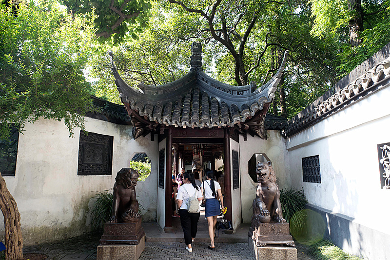 入り口付近の仰山堂という建物の脇にある金属製の獅子像