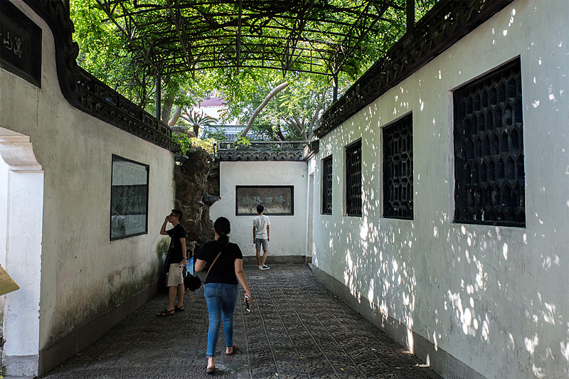 雰囲気のある通路。「花窓」と呼ばれる飾り窓がよい味を出している