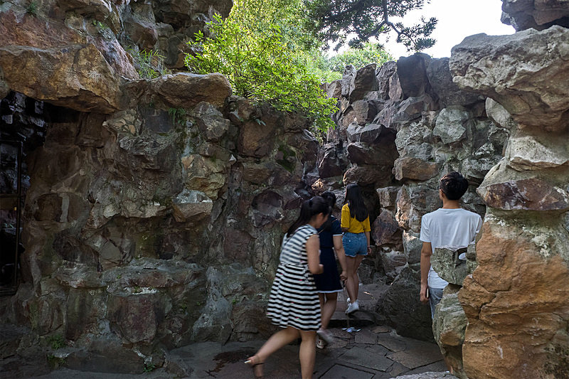 石で作られた通路