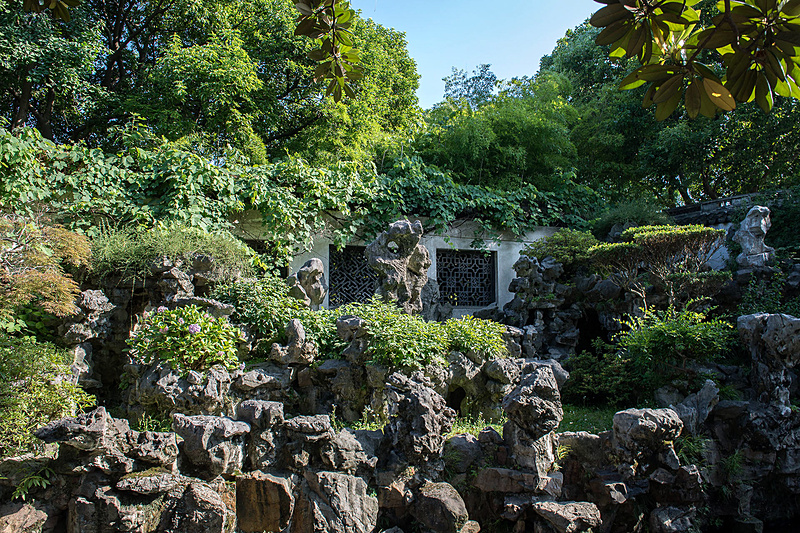 万花楼という建物の向かいにある湖石假山