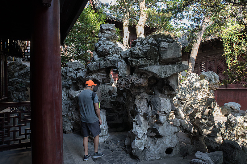 「歳宝楼」という建物の側にある奇妙な形をした岩の階段