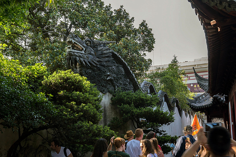 龍の爪は3本。龍を扱えるのは皇帝のみとされていたたため、本来の5本ではなく3本として「龍ではない」と逃れたという