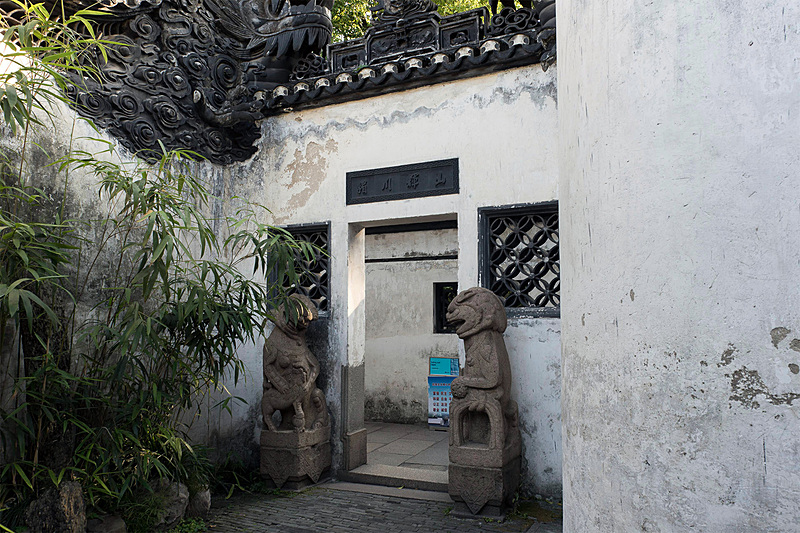 両脇に獅子の像がある門