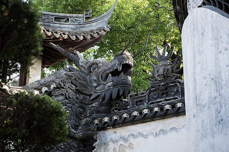 見上げるとまた龍が。壁に隠れていてまったく気付かなかったのだが、実はこの龍の向かいにも龍がいたようだ