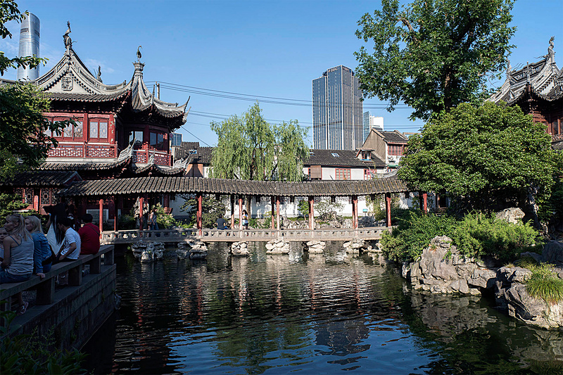 別の角度からの「積玉水廊」。浦東の高層ビルも見える