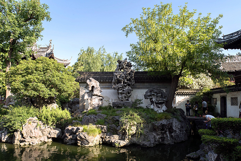 上の穴から水を流すと下に流れるそうだ（つまり、穴が中でつながっている）