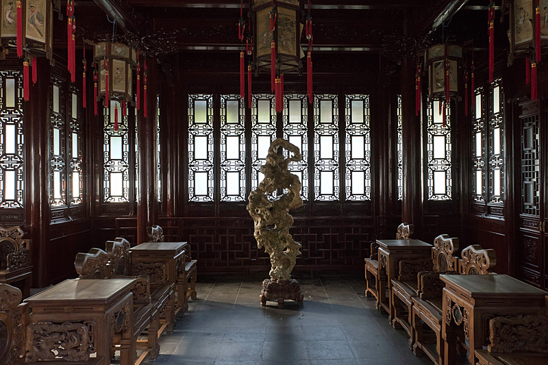 妖艶な雰囲気を醸しだす太湖石。「涵碧楼」と呼ばれる建物の中にある
