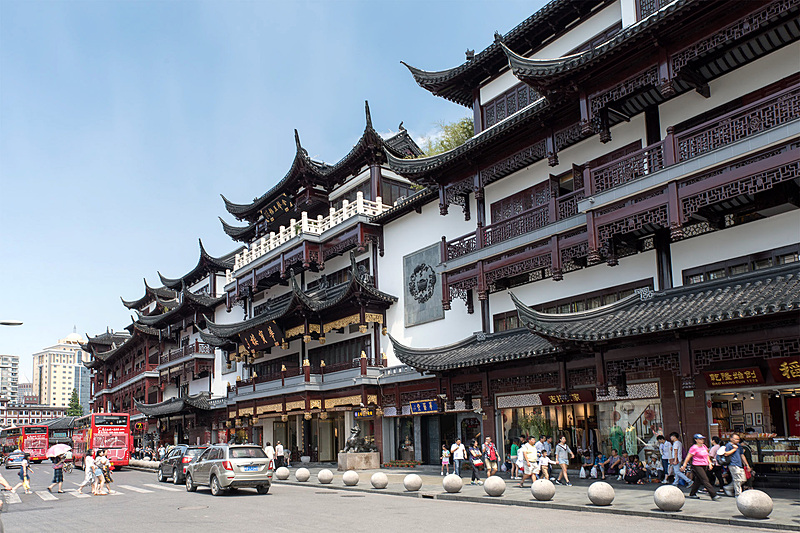 豫園商場の外側の商店街「上海老街」の様子